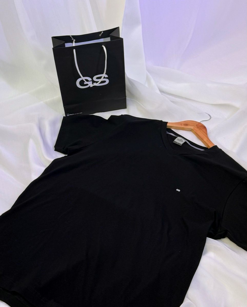 Sacola premium GS ao lado da camiseta