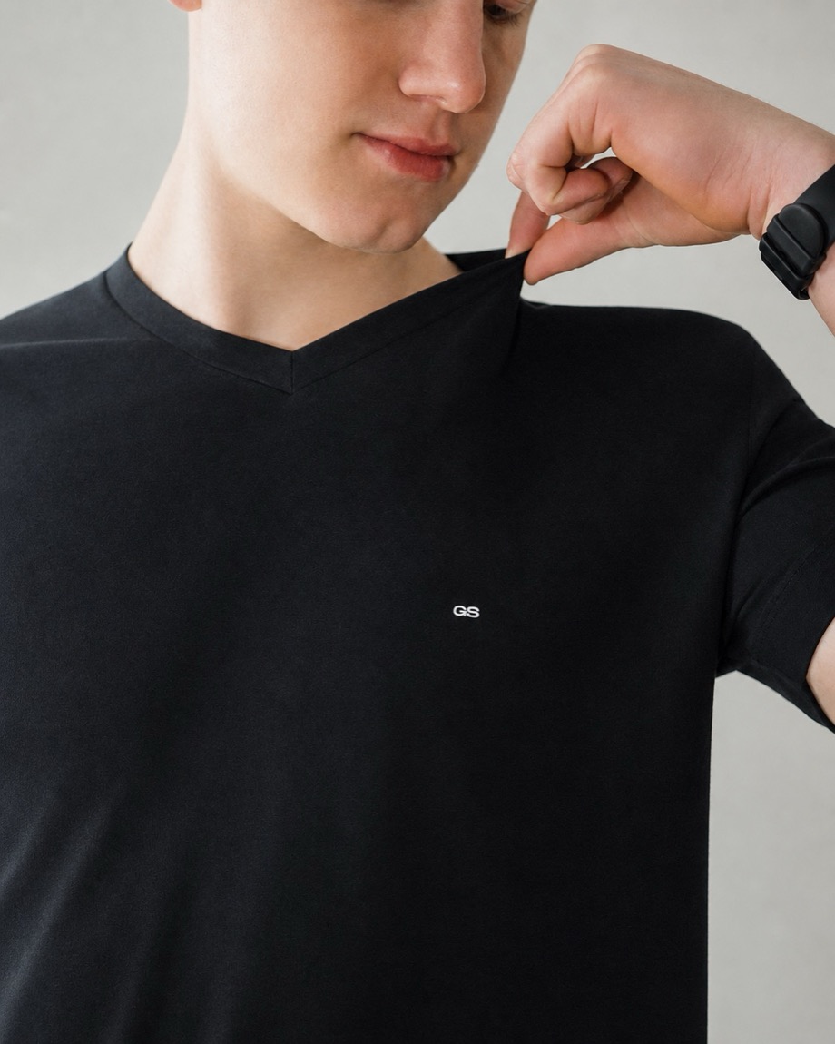 Detalhe da malha e da gola da camiseta vestida